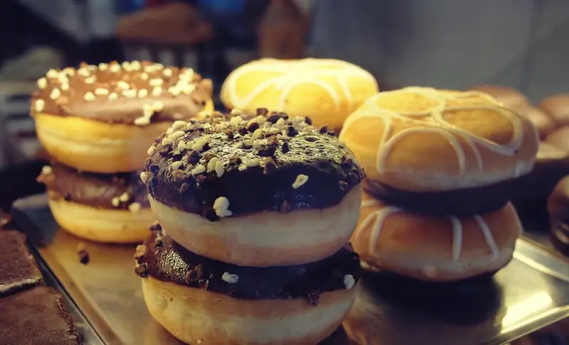 Donas glaseadas en exhibición